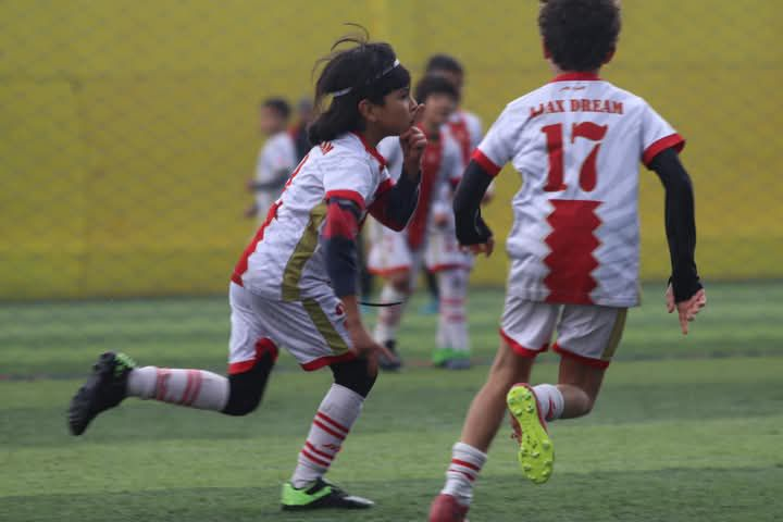 Jeunes joueurs d'Ajax Dream en action